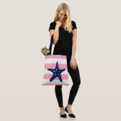 Blauwe sterren op roze strepen tote bag (Op model)