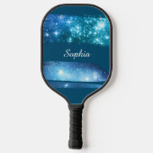 Blauwe sterren penseelstreken, witte scriptnaam, b pickleball paddle (Achterkant)