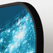 Blauwe sterren penseelstreken, witte scriptnaam, b pickleball paddle (Links Detail)