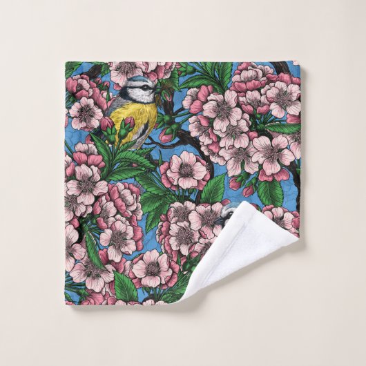 Blauwe stietvogels in de bloeiende kersenboom op b bad handdoek (Wasdoekje)