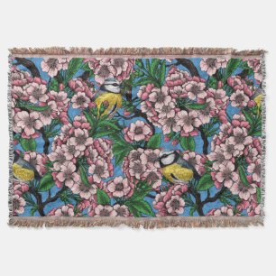 Blauwe stietvogels in de bloeiende kersenboom op b deken