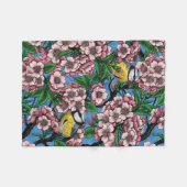 Blauwe stietvogels in de bloeiende kersenboom op b fleece deken (Voorkant (Horizontaal))