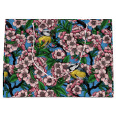 Blauwe stietvogels in de bloeiende kersenboom op b groot cadeauzakje (Voorkant)