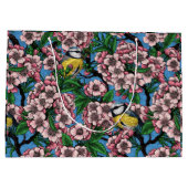 Blauwe stietvogels in de bloeiende kersenboom op b groot cadeauzakje (Achterkant)