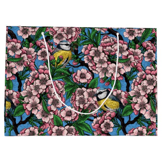 Blauwe stietvogels in de bloeiende kersenboom op b groot cadeauzakje (Achterkant)
