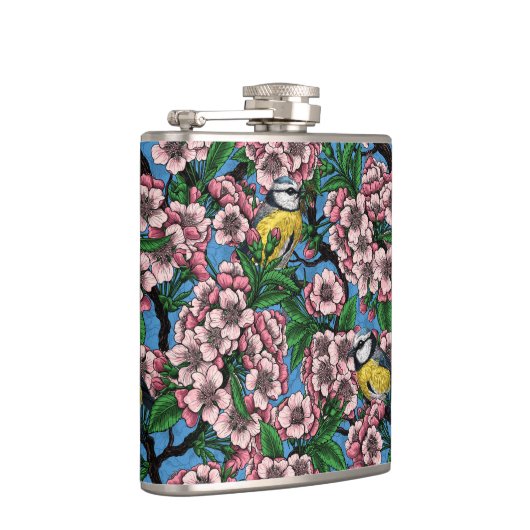 Blauwe stietvogels in de bloeiende kersenboom op b heupfles (Rechts)