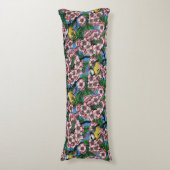 Blauwe stietvogels in de bloeiende kersenboom op b lichaamskussen (Voorkant Verticaal)