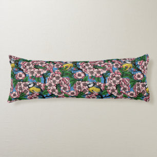 Blauwe stietvogels in de bloeiende kersenboom op b lichaamskussen