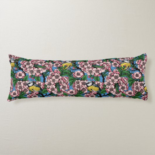 Blauwe stietvogels in de bloeiende kersenboom op b lichaamskussen (Voorkant)