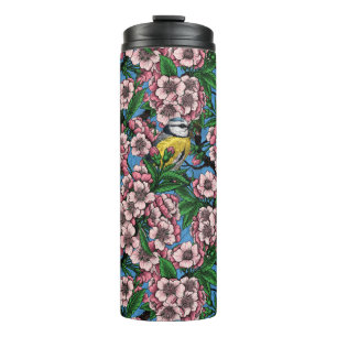 Blauwe stietvogels in de bloeiende kersenboom op b thermosbeker