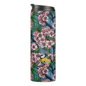 Blauwe stietvogels in de bloeiende kersenboom op b thermosbeker (Geroteerd rechts)