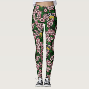 Blauwe stietvogels in de bloeiende kersenboom op g leggings