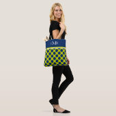 Blauwe Stippen op Limegroen Monogram Tote Bag (Op model)