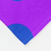 Blauwe stippen op paars fleece deken (Hoek)