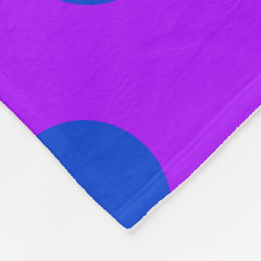 Blauwe stippen op paars fleece deken (Hoek)