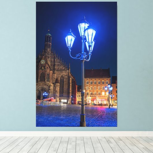 Blauwe straatverlichting in Neurenberg, Duitsland Canvas Afdruk (Insitu (Houten vloer))