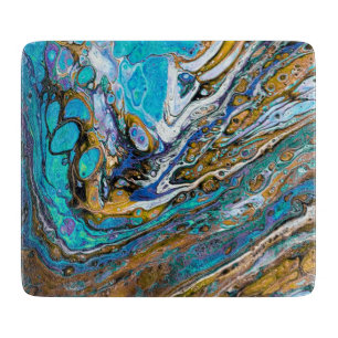 Blauwe strand, rivierwater en abstracte stenen kun snijplank
