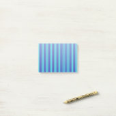 Blauwe strepen en snoep van turkooizen post-it® notes (Op bureau)
