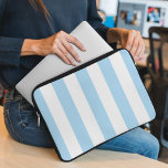 Blauwe strepen, witte strepen, gestreept patroon laptop sleeve<br><div class="desc">Elegante,  stijlvolle en geavanceerde strepen in blauwe en witte kleur. Moderne en trendy cadeau,  perfect voor de stripesliefhebber in je leven.</div>