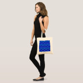 Blauwe strepen zigzagpatroon tote bag (Voorkant (model))
