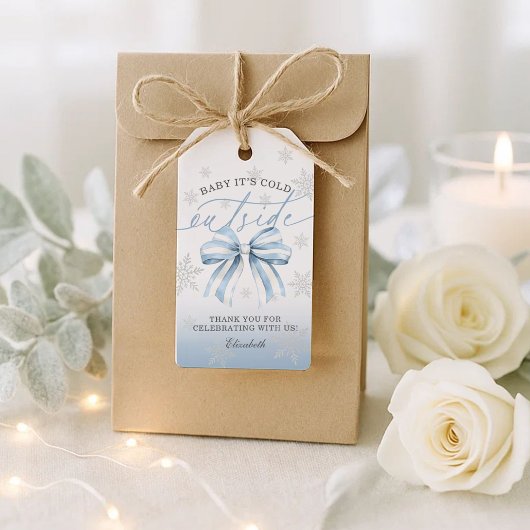 Blauwe strik Baby het is koud buiten Baby Shower Cadeaulabel