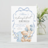 Blauwe Strik Coquette Beary Eerste Verjaardag Kaart (Staand voorkant)