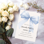 Blauwe strik crème beige elegant Sweet 16 Kaart<br><div class="desc">Een zacht beige,  crèmekleurige achtergrond,  versierd met een grote lichtblauwe strik. Personaliseer en voeg een naam en partijgegevens toe.</div>