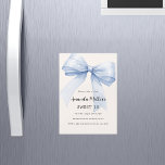 Blauwe strik crème beige elegant Sweet 16 luxe Magnetische Uitnodiging<br><div class="desc">Een zacht beige,  crèmekleurige achtergrond,  versierd met een grote lichtblauwe strik. Personaliseer en voeg een naam en partijgegevens toe.</div>