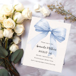 Blauwe strik crème beige elegante Sweet 16 uitnodi<br><div class="desc">Een zacht beige,  crèmekleurige achtergrond,  versierd met een grote lichtblauwe strik. Personaliseer en voeg een naam en partijgegevens toe. 1 vel = 1 uitnodiging bedrukt rand tot rand.</div>