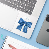 Blauwe strik met naam vinyl sticker (Laptop met iPhone)
