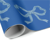 Blauwe strikken op blauw cadeaupapier (Rol Hoek)