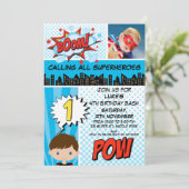 Blauwe superheld Foto 1e verjaardag Uitnodiging (Staand voorkant)