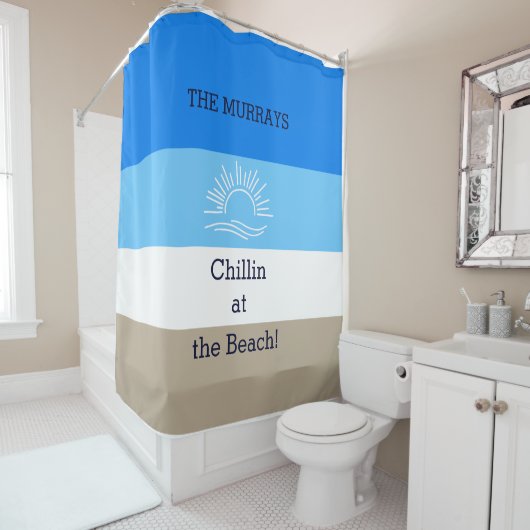 Blauwe Tan en witte strepen Familie Beach House Douchegordijn (In situ)