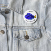 Blauwe tangvis cartoon illustratie ronde button 5,7 cm (In situ)