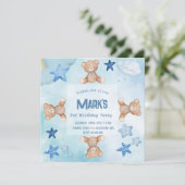 Blauwe teddy draagt schattige uitnodiging van de B (Staand voorkant)