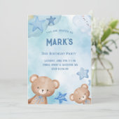 Blauwe teddy draagt uitnodiging van Birthday (Staand voorkant)