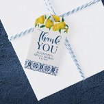 Blauwe Tegel Italiaans Lemon Wedding Dank je Label Cadeaulabel<br><div class="desc">Een prachtige citroenbruine doucheuitnodiging met citroenen en blauwe en witte Italiaanse mediterrane tegel. Pas het aan uw vrijgezellenfeest aan. Ontworpen voor jou door Blackberry Boulevard.</div>