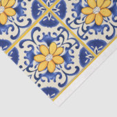 Blauwe tegels met gele bloemen en specie tissuepapier (Detail)