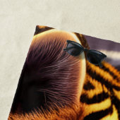 Blauwe tijgerkubus en paarse bloemen strandlaken (In situ)