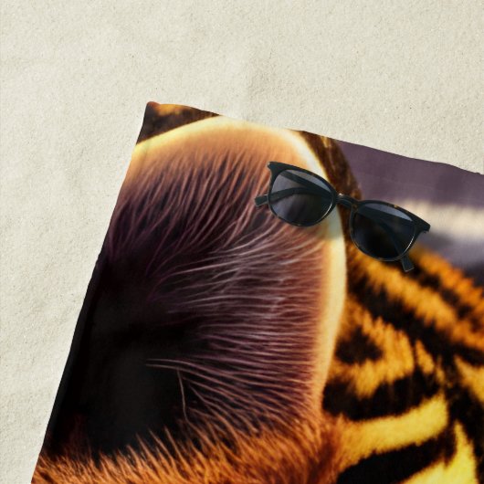 Blauwe tijgerkubus en paarse bloemen strandlaken (In situ)