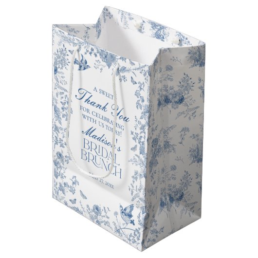 Blauwe Toile De Jouy Bruids Brunch Favorieten Medium Cadeauzakje (Voorkant Gekanteld)
