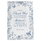 Blauwe Toile De Jouy Bruiloft Feest Favorieten Medium Cadeauzakje (Achterkant)