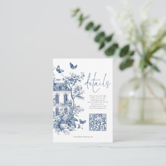 Blauwe Toile De Jouy QR Code Bruiloft Details Informatiekaartje (Staand voorkant)