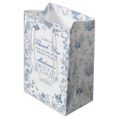 Blauwe Toile de Jouy verjaardagsfeest gunsten Medium Cadeauzakje (Achterkant Gekanteld)