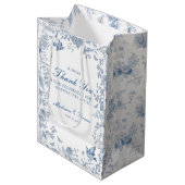 Blauwe Toile De Jouy Wedding Party Favorieten Medium Cadeauzakje (Voorkant Gekanteld)