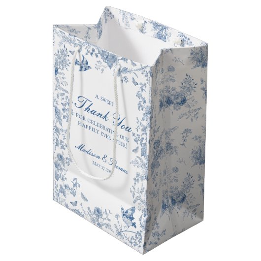 Blauwe Toile De Jouy Wedding Party Favorieten Medium Cadeauzakje (Voorkant Gekanteld)
