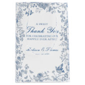 Blauwe Toile De Jouy Wedding Party Favorieten Medium Cadeauzakje (Voorkant)