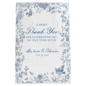 Blauwe Toile De Jouy Wedding Party Favorieten Medium Cadeauzakje (Achterkant)