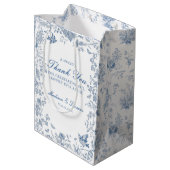 Blauwe Toile De Jouy Wedding Party Favorieten Medium Cadeauzakje (Achterkant Gekanteld)