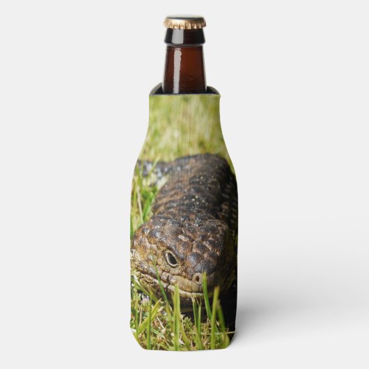 Blauwe tonghagedis in de gras, flesjeskoeler (Fles Voorkant)